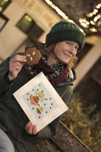 Uli Pfund mit Lebkuchen und einer ihrer Advents-Illustrationen